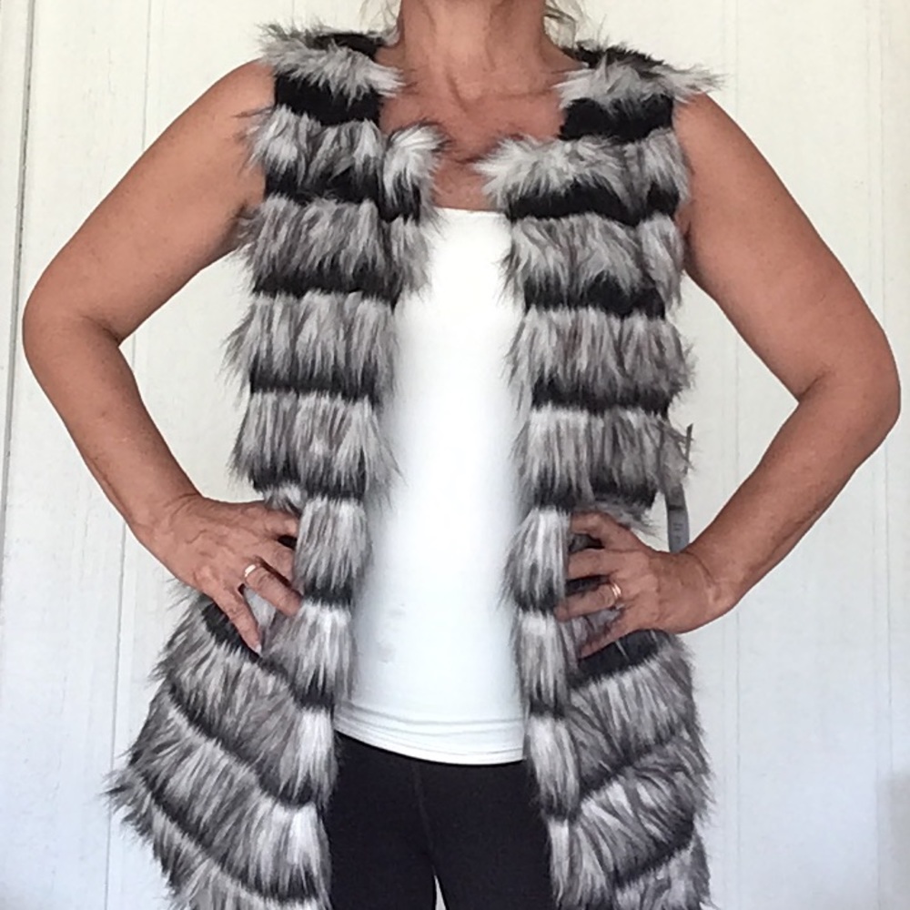 SIGNATURE STUDIO FAUX FUR SLEEVELESS VEST NWT SIZE MEDIUM